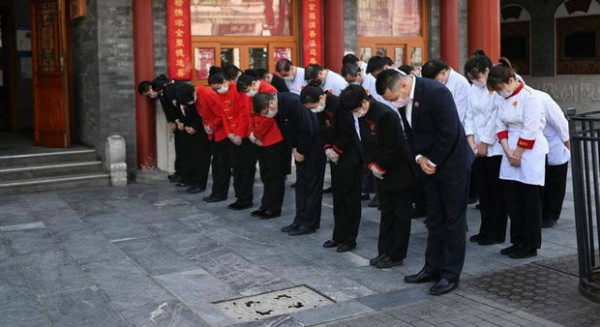 Çində koronavirusdan ölənlərin xatirəsi anıldı - FOTO